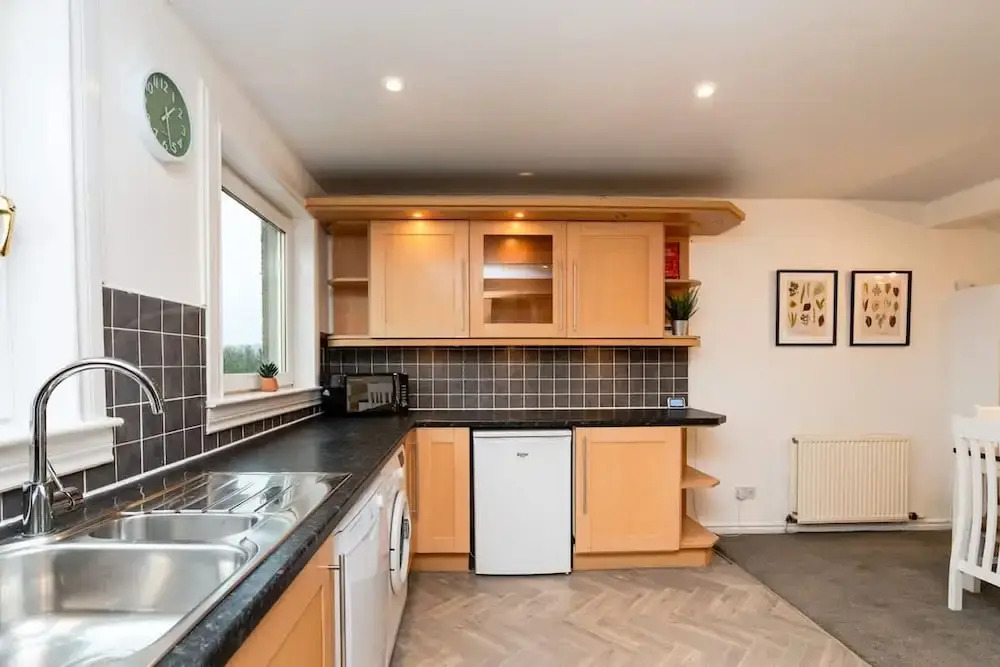 3 Bed House-free Parking-6beds