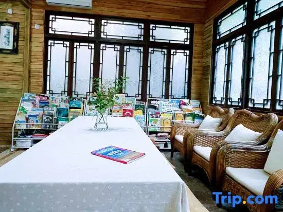 Qingcheng Mountain Yujian Forest Private Soup Homestay