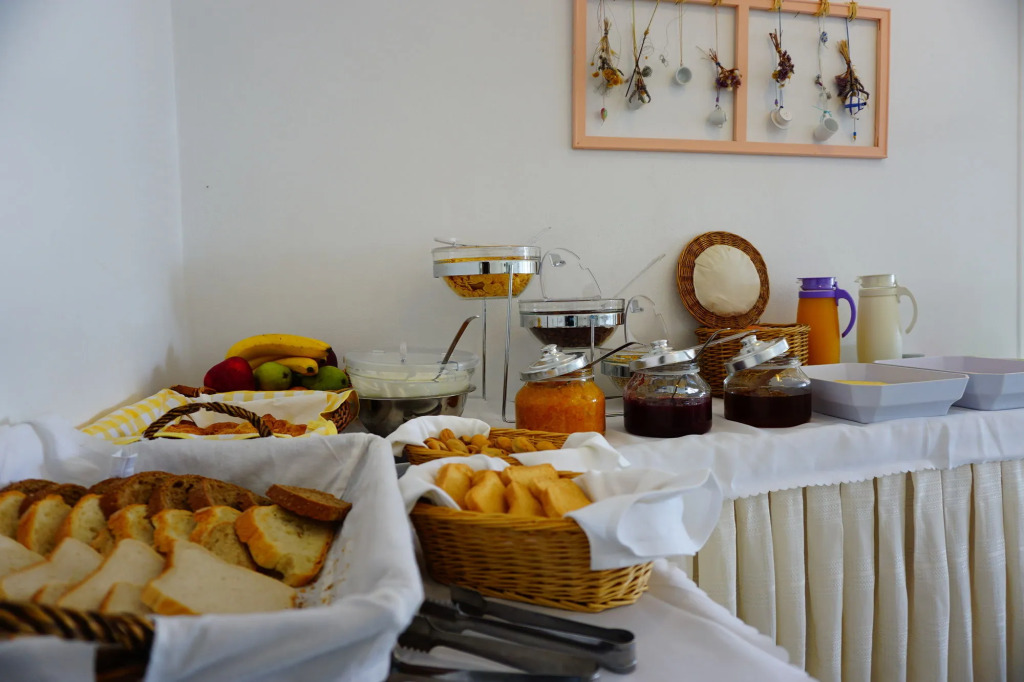 Akrotiri Hotel
