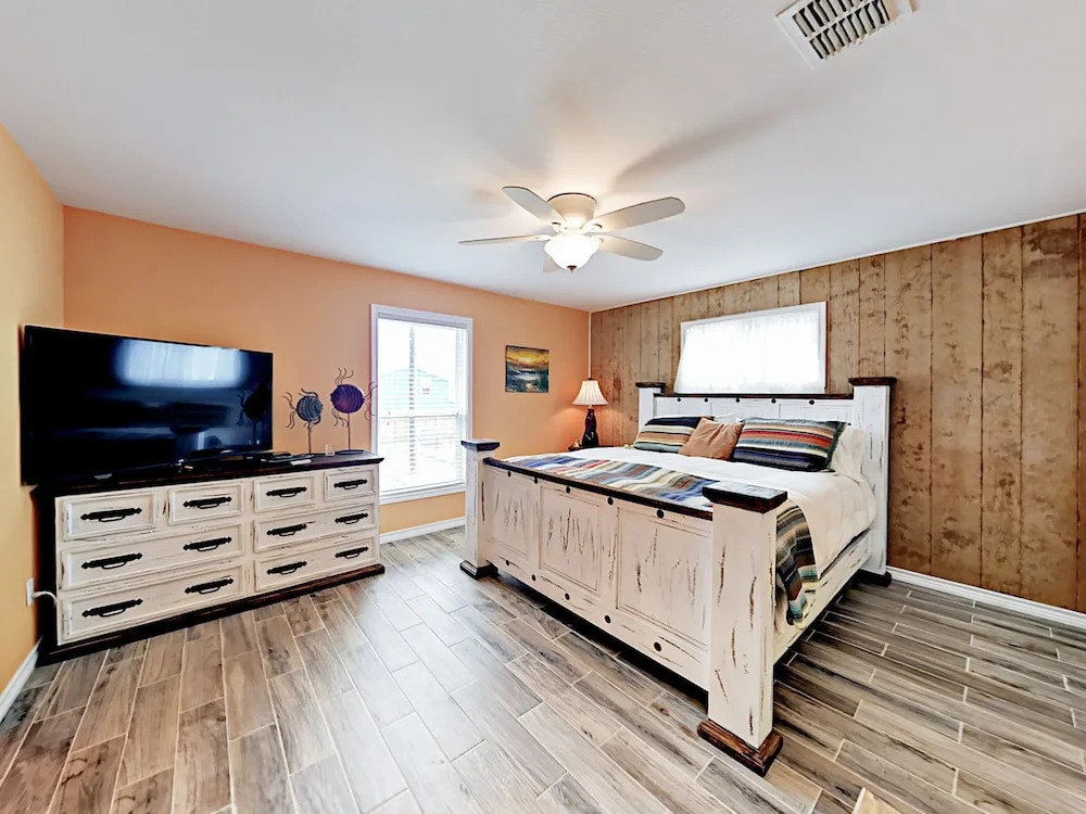Royal Palm Home 3 Bedrooms 2 Bathrooms Home