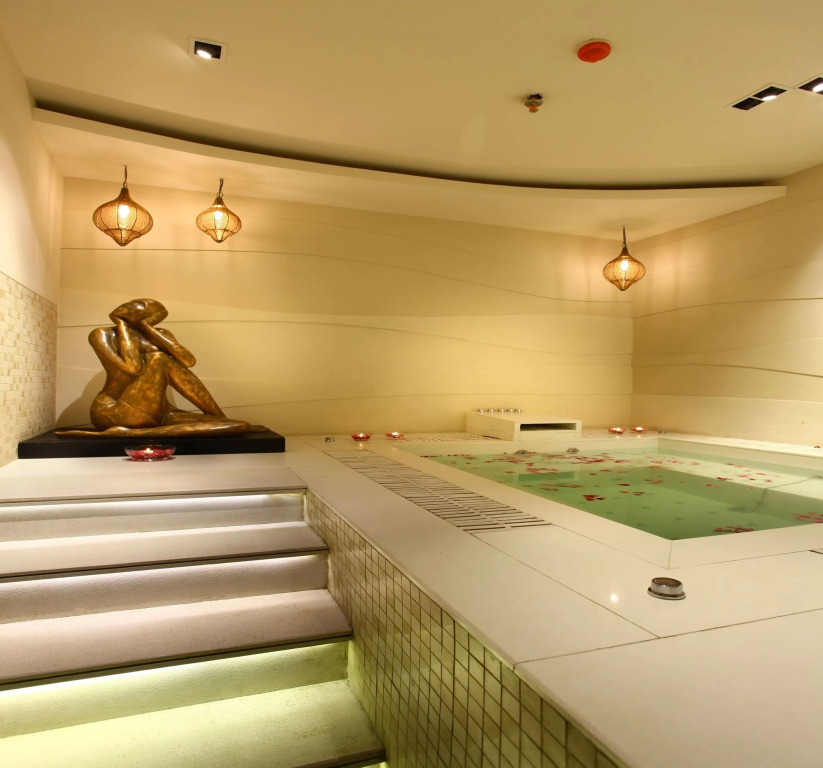 Mahagun Sarovar Portico Suites