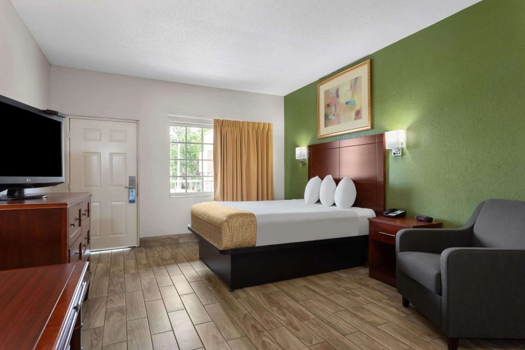 Travelodge Suites by Wyndham Lake Okeechobee