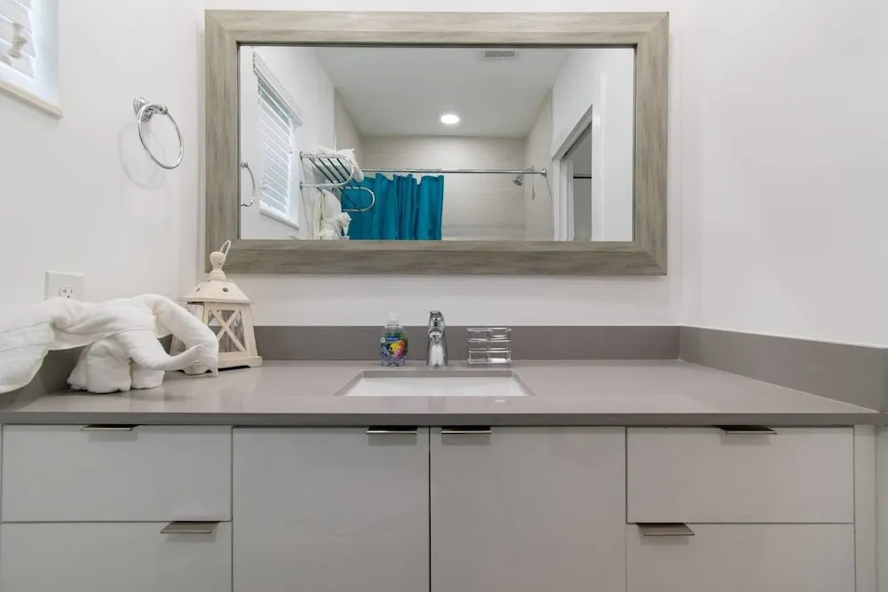 Trendy 1 BR W/parking Space & Walk to the Beach #8