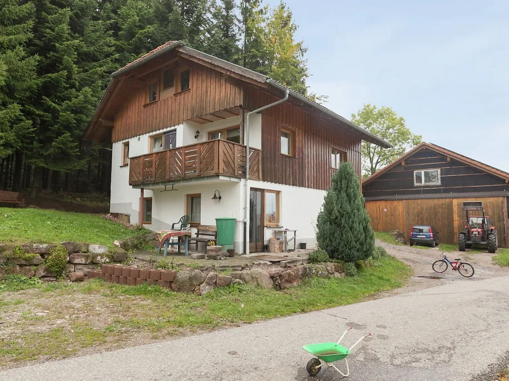 Modern Holiday Home in Lauterbach ot Fohrenbühl with Heating Facility