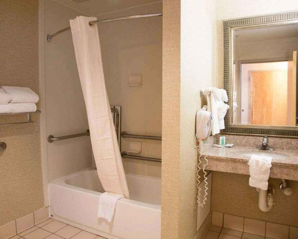 Comfort Suites Fultondale I-65 near I-22