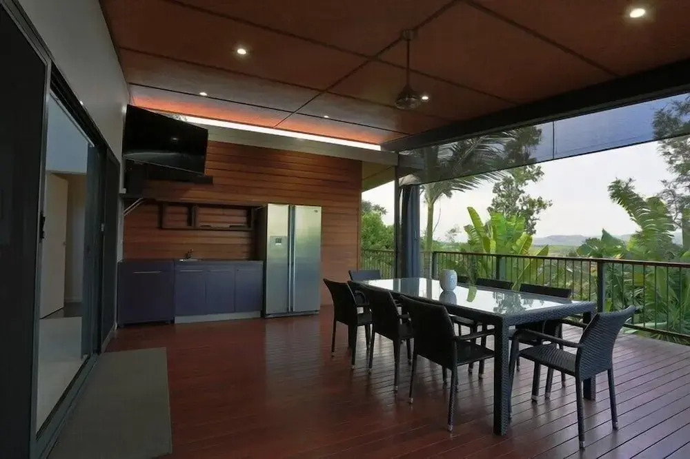 Hilltop Views - Cannonvale