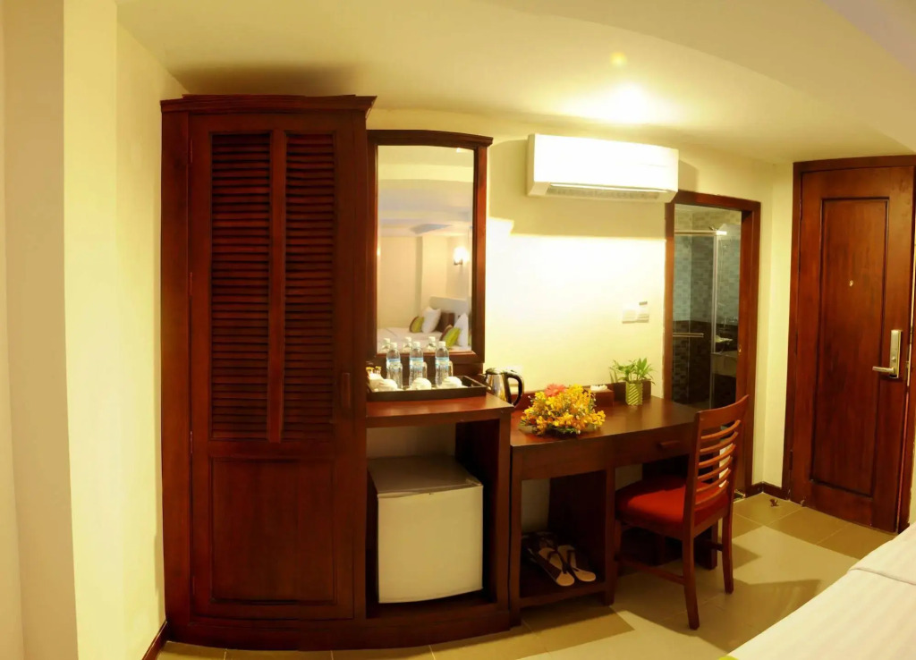 V N E Hotel