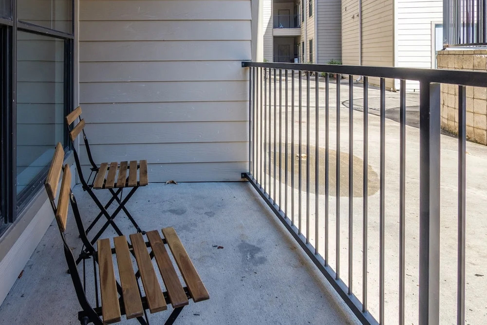 1 and 2 BR Apts in Downtown by Frontdesk