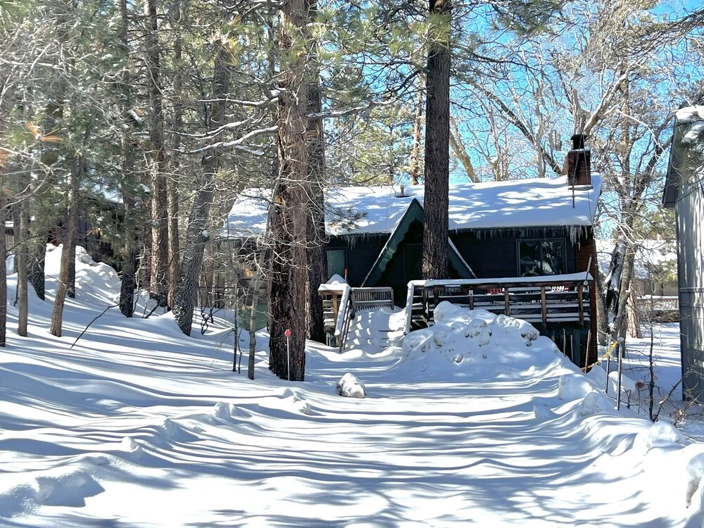 Knotty Pine Chalet - 2br/1ba/walk To Lake And Village/fireplace/wifi/smarttv/barbeque/fencedyard 2 Bedroom Chalet