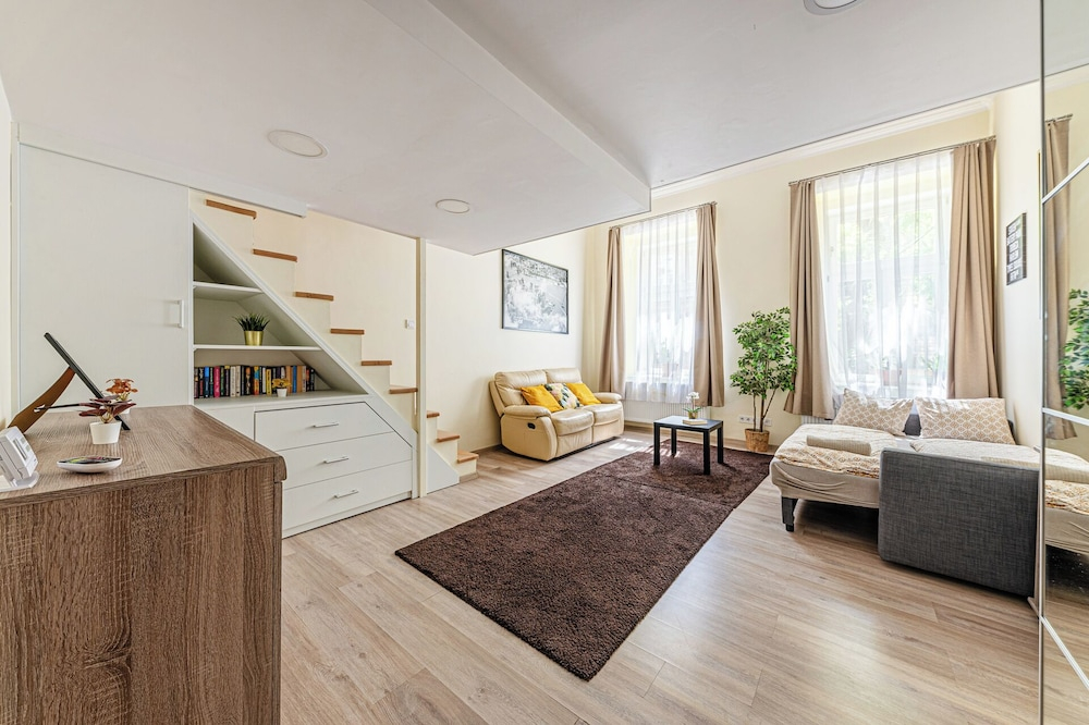 Krisztina Residence –Cozy Family Gem By Castle