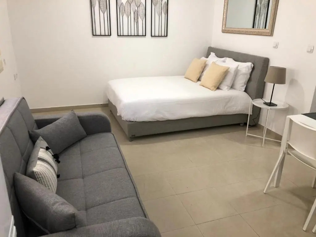 Nice Suite for 2 pers with garden swimming pool 300 meters from the beach