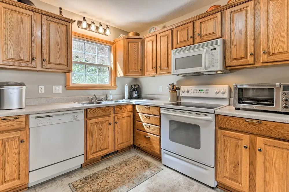 Pet-friendly Home w/ Deck + Mountain Views!