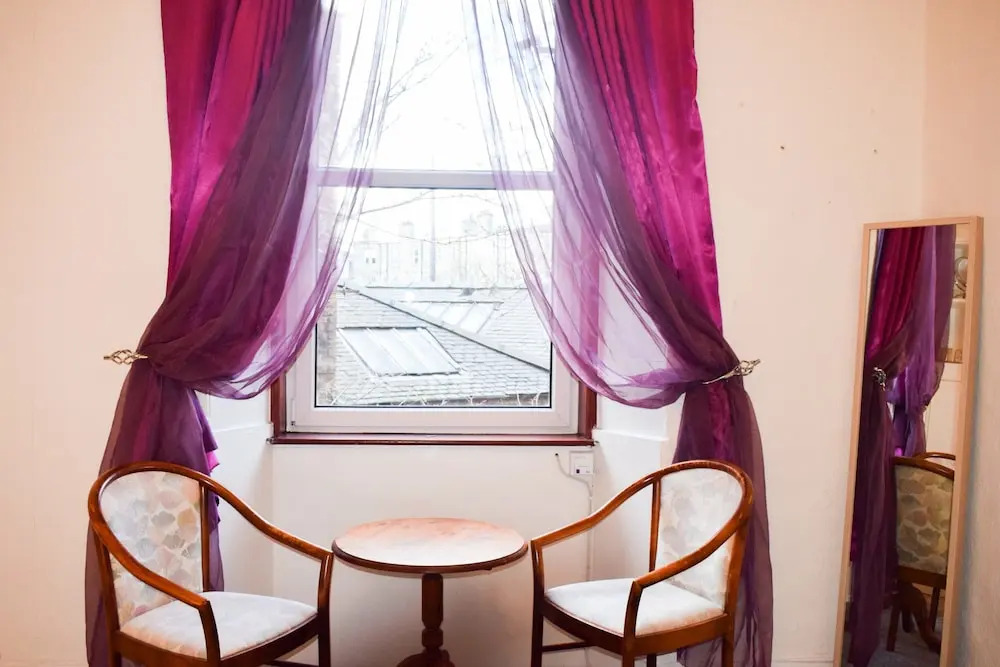 Bright 2 Bedroom Home in Edinburgh