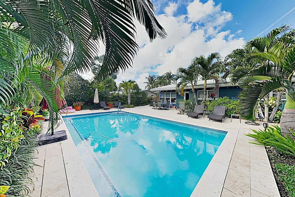 Lush Tropical W/ Private Pool - Near Beach 3 Bedroom Home