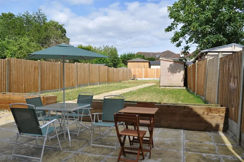 5 Bed Family Home Greater London, Free Parking