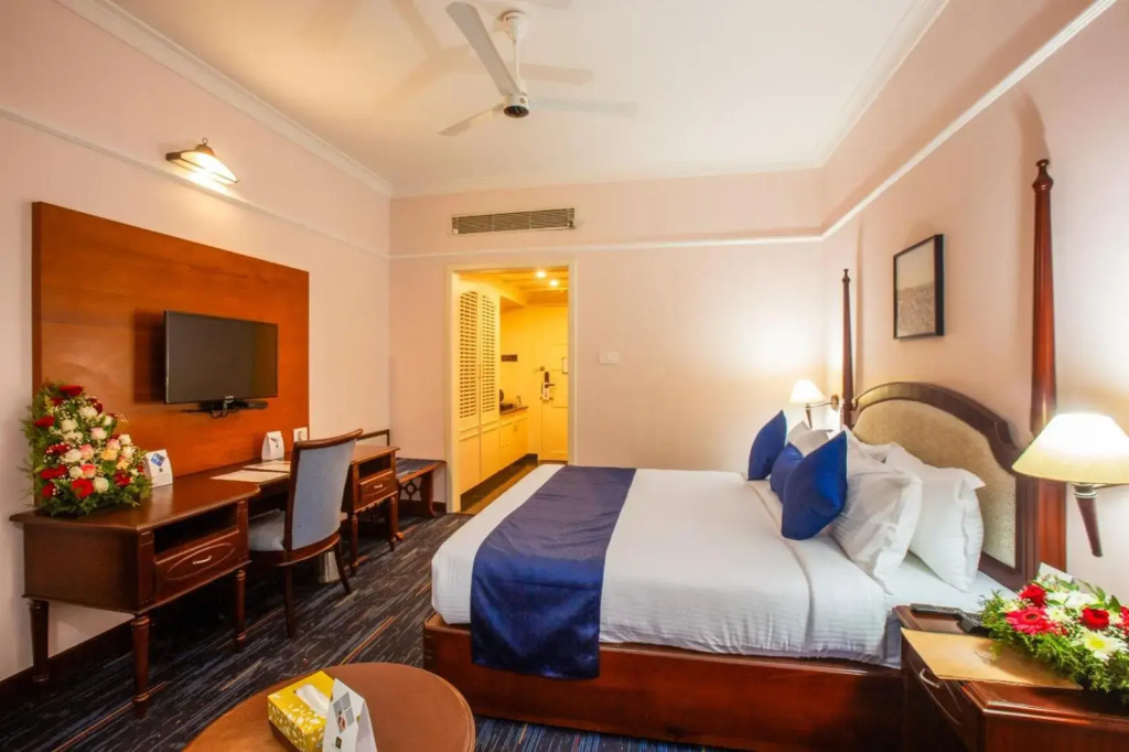 Holiday Hotel