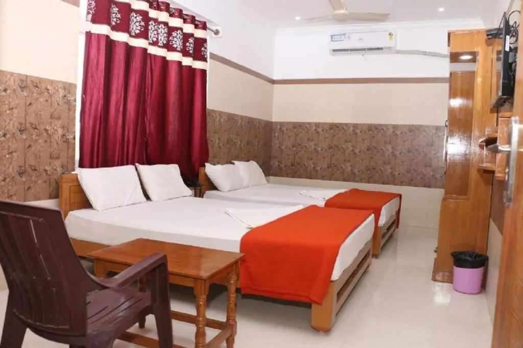 Saravanas Lodge