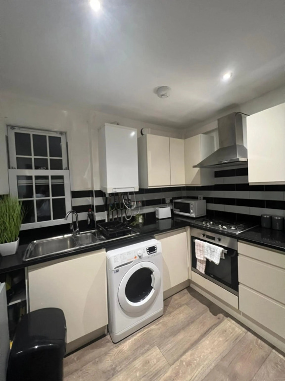 Lovely 3 Bedroom, Heart of London, 1 minute to Euston