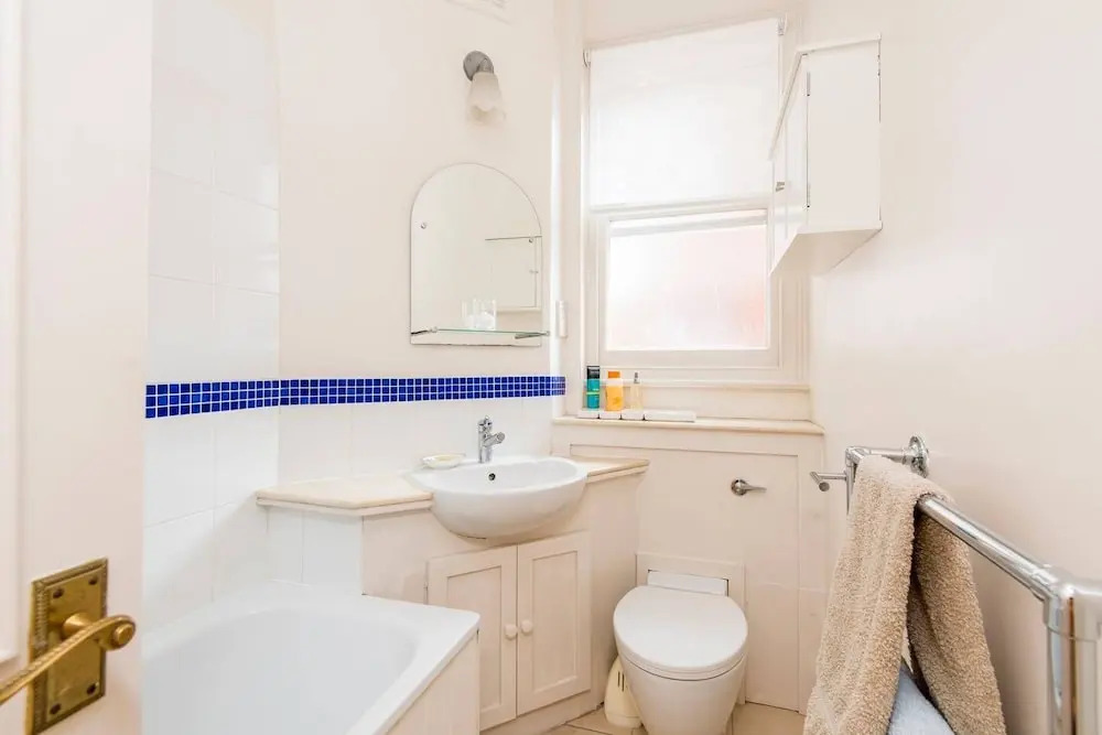 Traditional British 1 Bed Beside Battersea Park