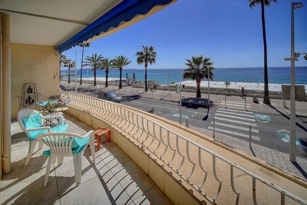 CHARMANT 2 PIECES AVEC TERRASSE VUE MER l! A1B120