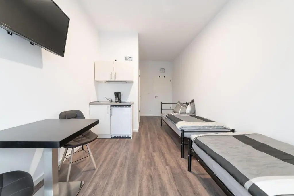 Monteurzimmer Berlin Pankow mit Dachterrasse - Nur 10 min. von der A10 - 3 Zimmer/ 7 Betten