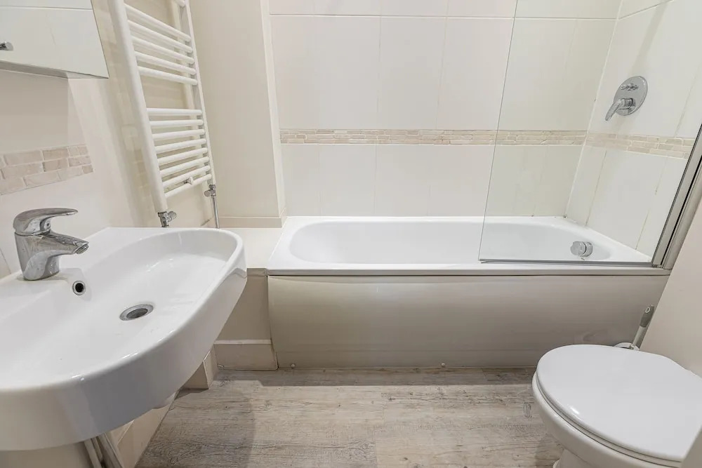 Rustic 2BR apt with balcony in Pimlico near Victoria