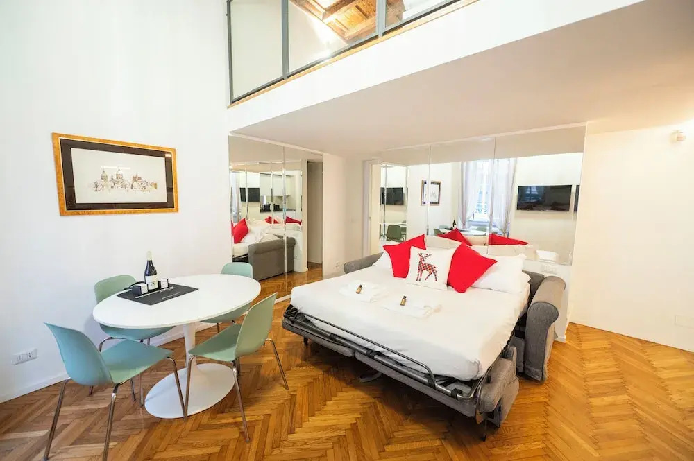 Spanish Steps Romantic Nest With Balcony