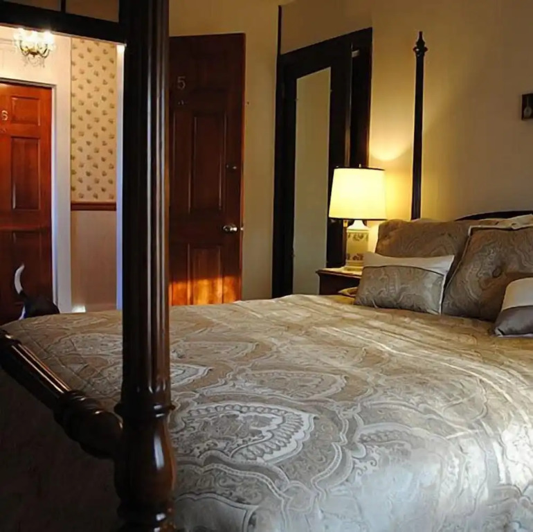 Crestmont Inn