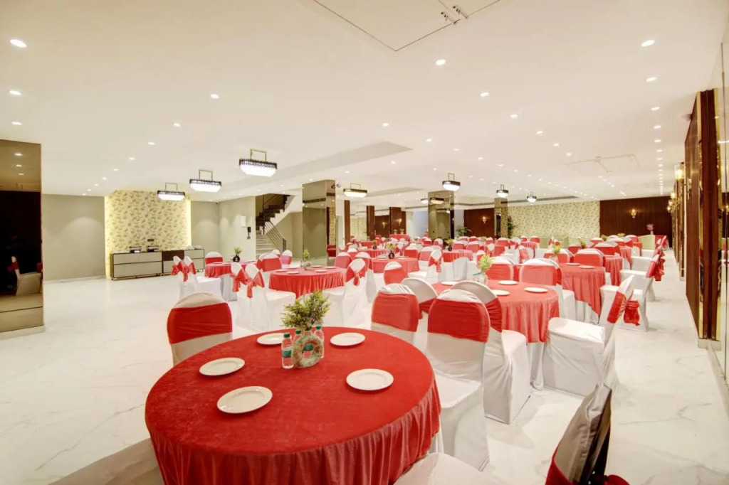 Saltstayz Premier - Galleria Market Road & Sector 27