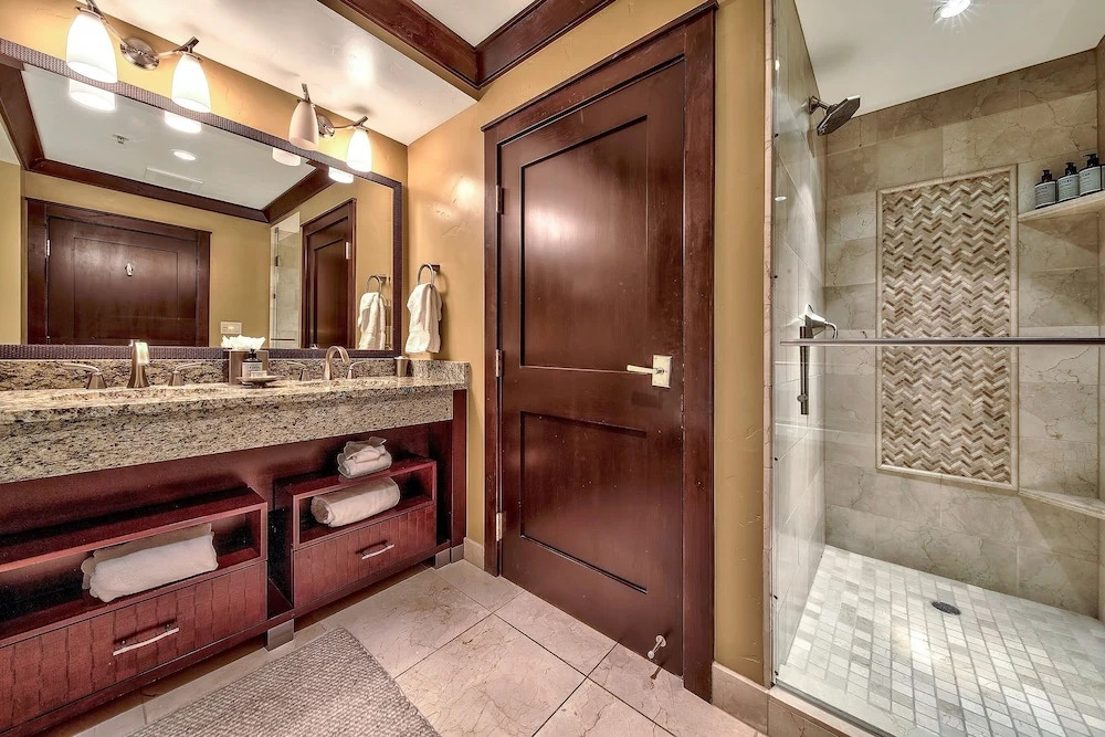 Luxury With Ritz Amenities At Constellation 3 Bedroom Condo by Redawning