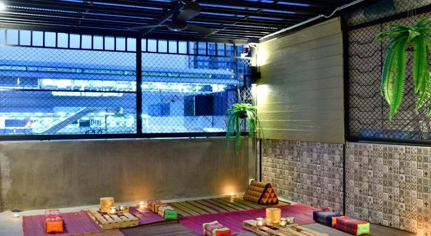 M Gray Hostel & Cafe