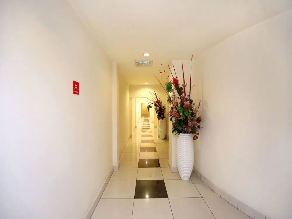 OYO 12989 White Diamond Hotel