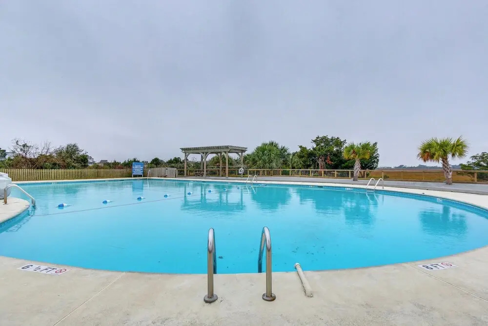 St Helena Island Vacation Rental: Walk to Beach!