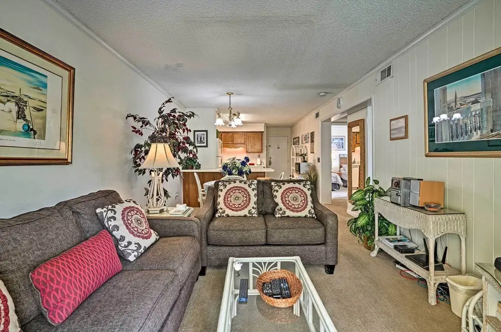 Coastal Condo With Pool Access - Walk To Beach!