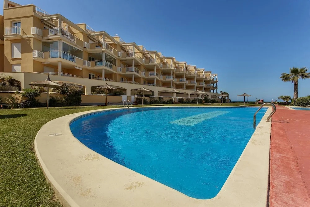 Beautiful 2-Bed first beach line apartment for 6