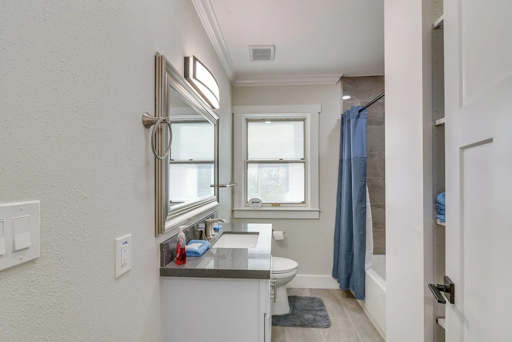 2-unit Houston Getaway Near NRG & Hermann Park