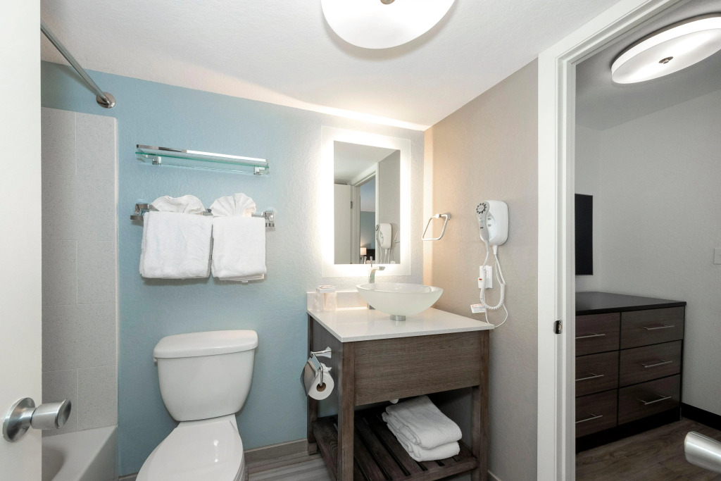Red Roof Inn PLUS+ & Suites Naples Downtown-5th Ave S