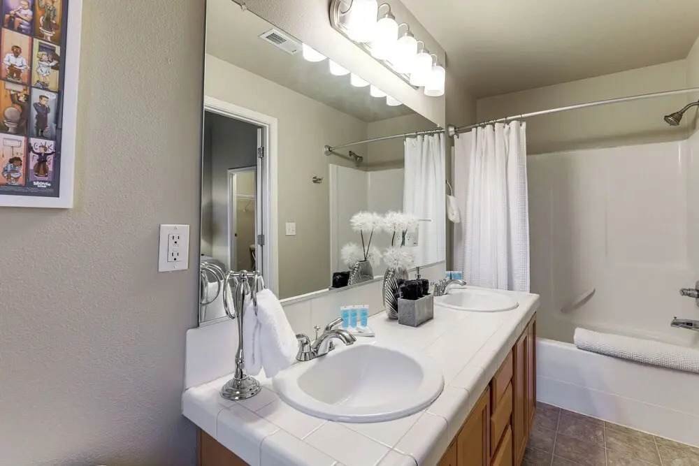 Walk to Mcmenamins Edgefield: Inviting Townhome!