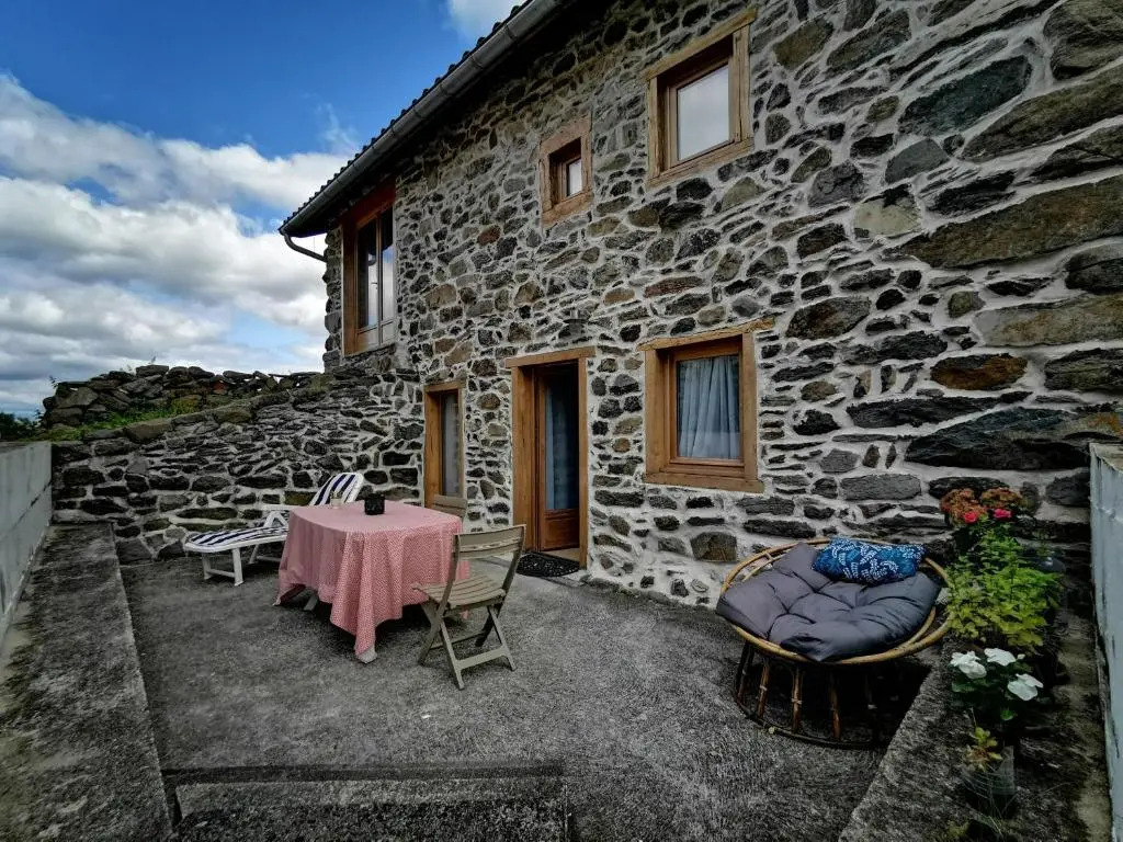 Charmante maison dans les gorges de la Loire avec terrasses et poêle à bois - FR-1-582-319