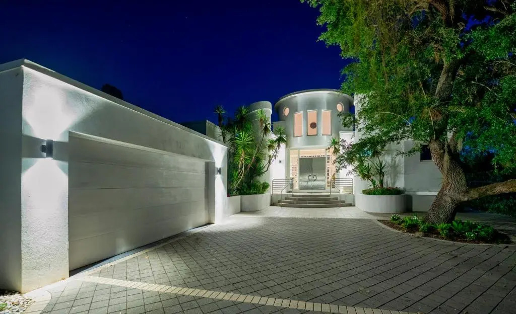 Luxury Villa 4 bed 4 bath on canal access to the Golf 40 min, beach 8 min away