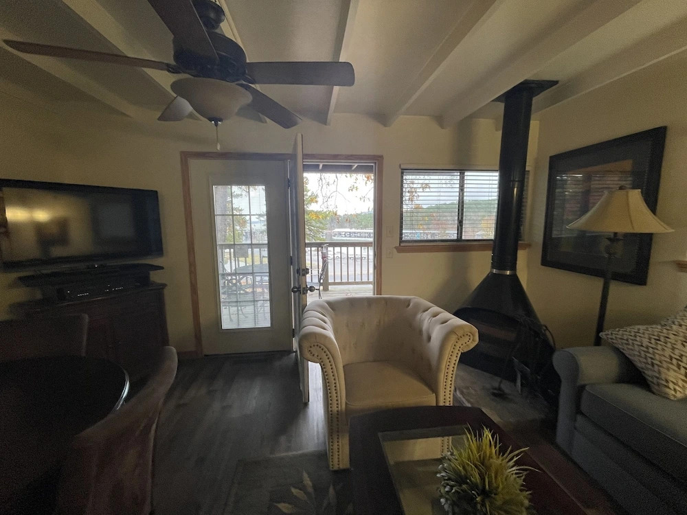 C1 - Mountain Harbor Lodge cottage on Lake Ouachita