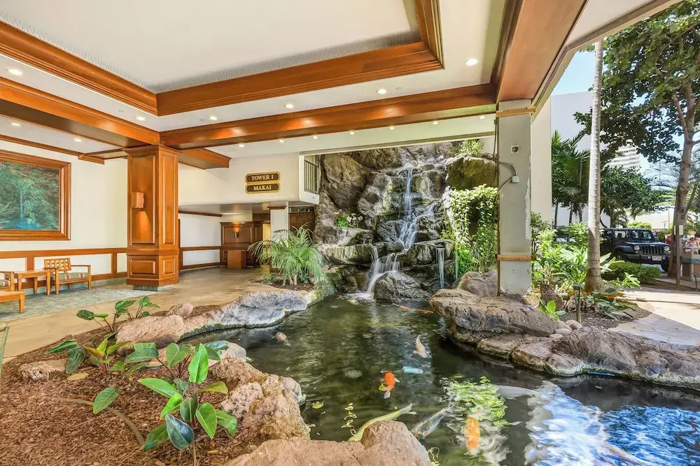 Waikiki Banyan 3409