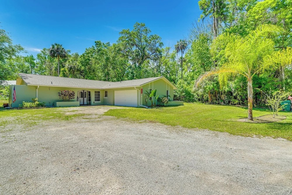 Lovely Crystal River Home with Lanai and Pool!