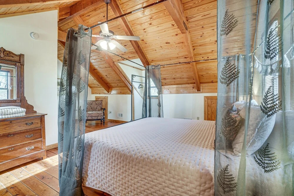 Spacious Log Cabin in Helen w/ Deck & Pool Access!
