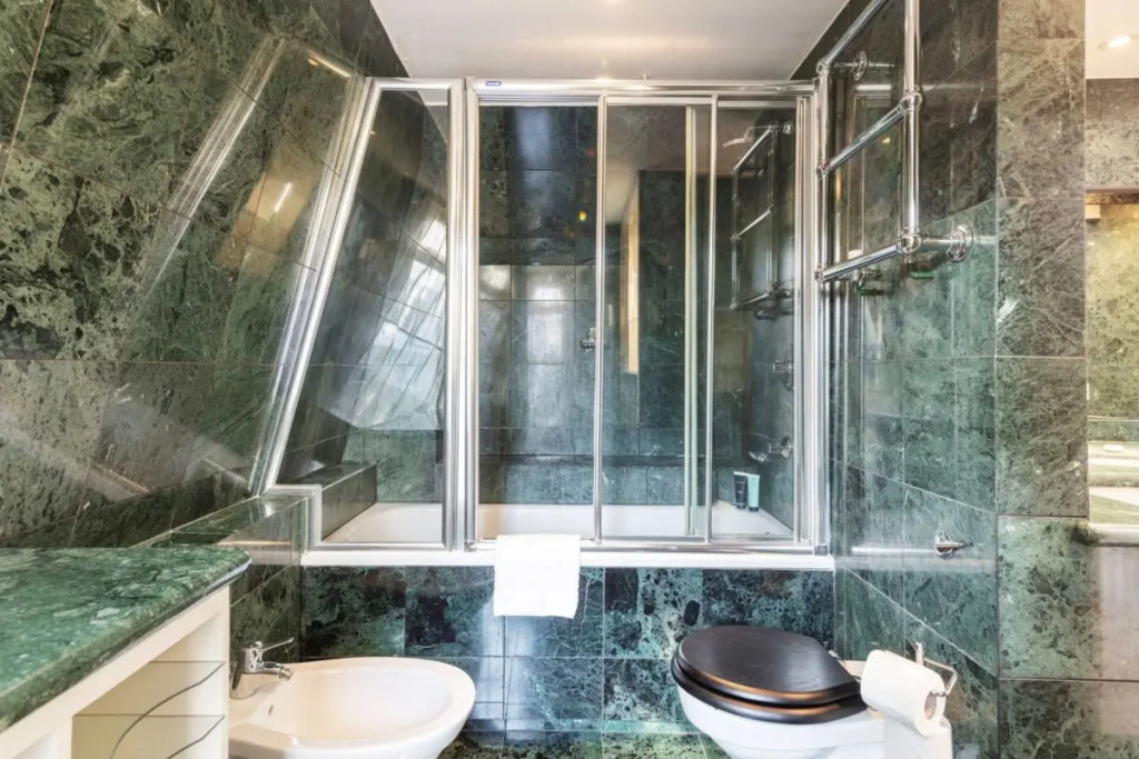 The Heart of Chelsea - Modern & Bright 3BDR Home with Gym, Parking & Patio