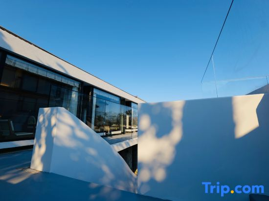 Yoyo Erting Sea-view Designer Guesthouse (Erhai Ecological Corridor Branch)
