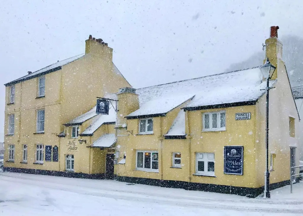 Jolly Sailor Inn - THE OLDEST PUB IN LOOE - Family run and full of charm and character