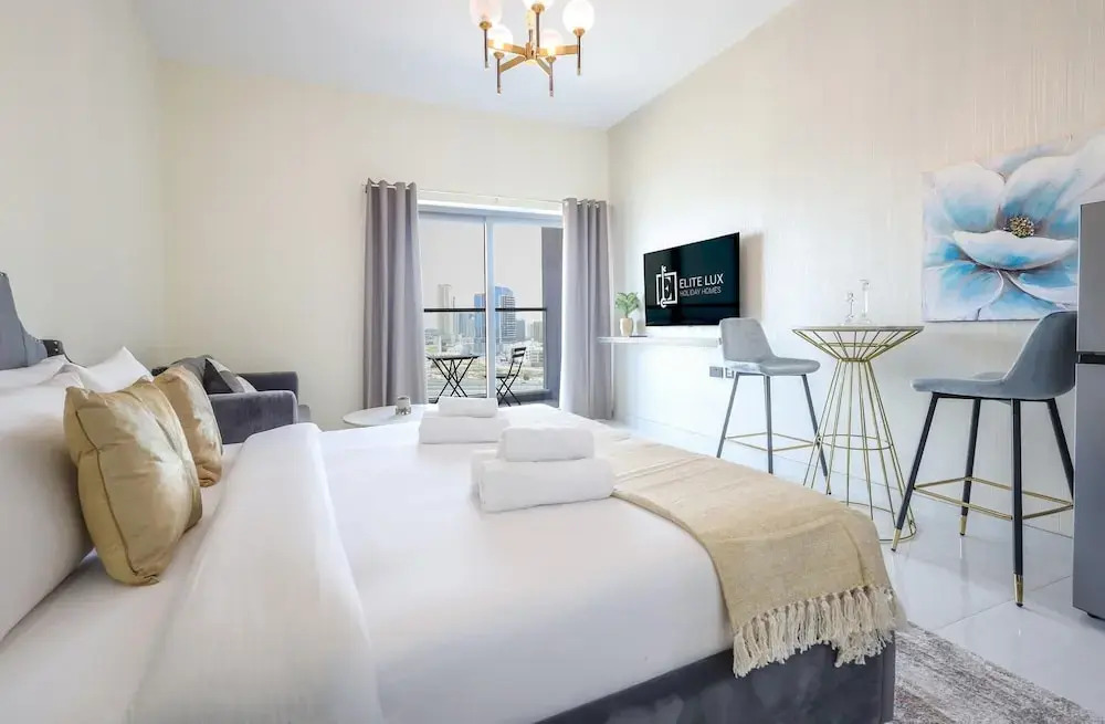 Elite LUX Holiday Homes - Sleek Urban Studio in Liwan Dubai