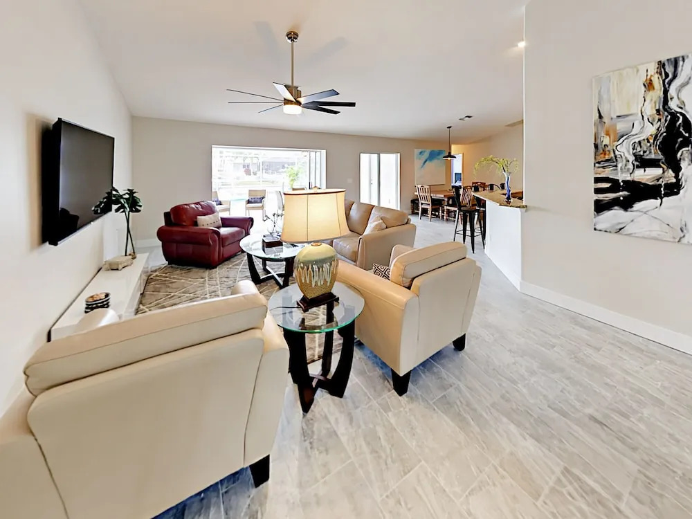 Chic Canalfront - 4 Br Home