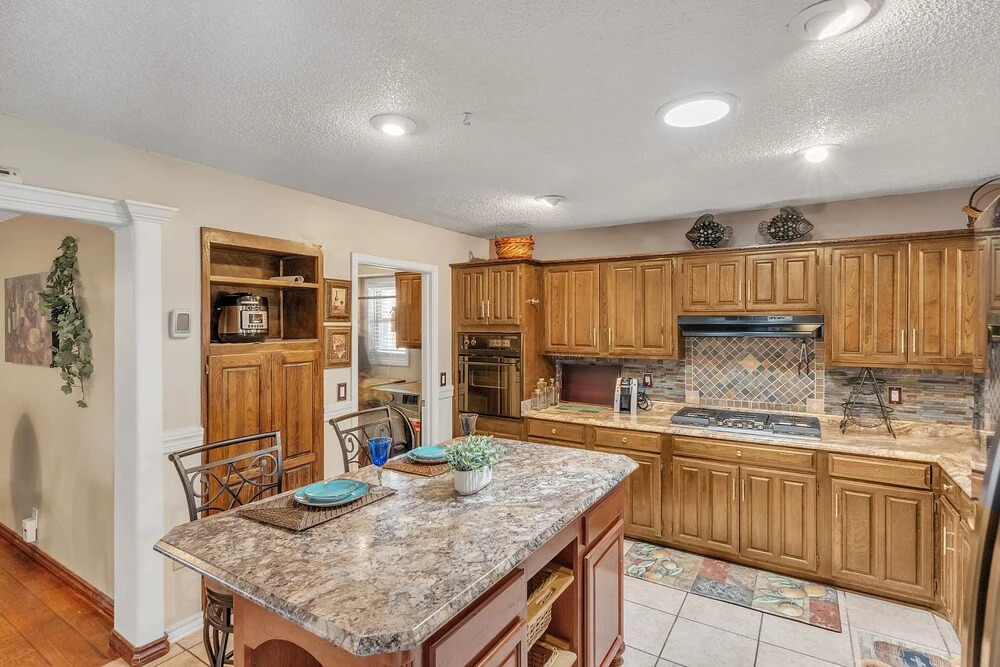 Cozy 4 Bedroom Home - Minutes to Downtown Tulsa by RedAwning